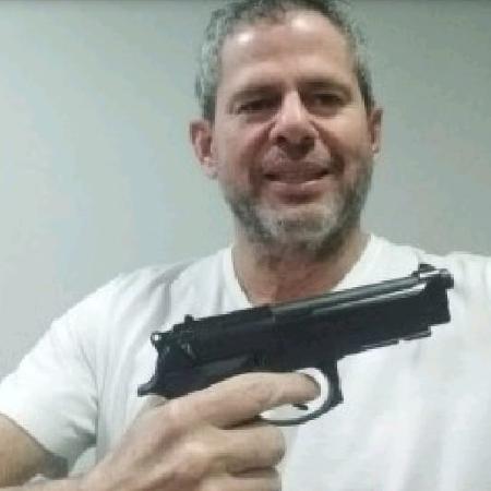 o-doleiro-dario-messer-com-uma-arma-na-fazenda-de-antonio-joaquim-da-mota-fazendeiro-e-empresario-na-fronteira-entre-brasil-e-paraguai-1574182542226_v2_450x450